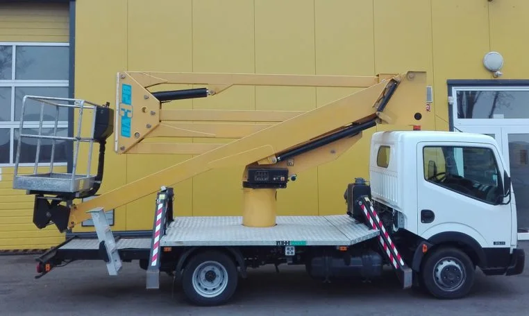 SOCAGE DA320 na podvozku Nissan Cabstar – pracovní plošina 20 m